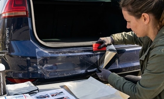 Ladekantenschutz nachrüsten beim Gebrauchtwagen: farbige Schutzfolie kaschiert Kratzer an der Ladekante und schützt vor weiteren Schäden